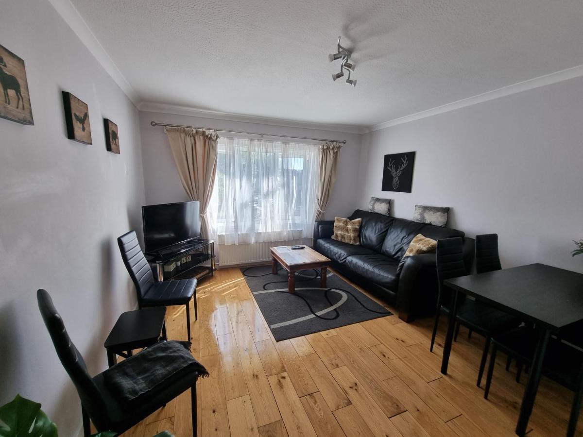 168 - Excellentstays - 2 Bedroom Flat * Stanwell