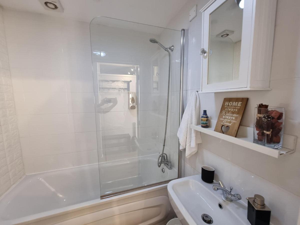 Apartment 168 - Excellentstays - 2 Bedroom Flat Stanwell