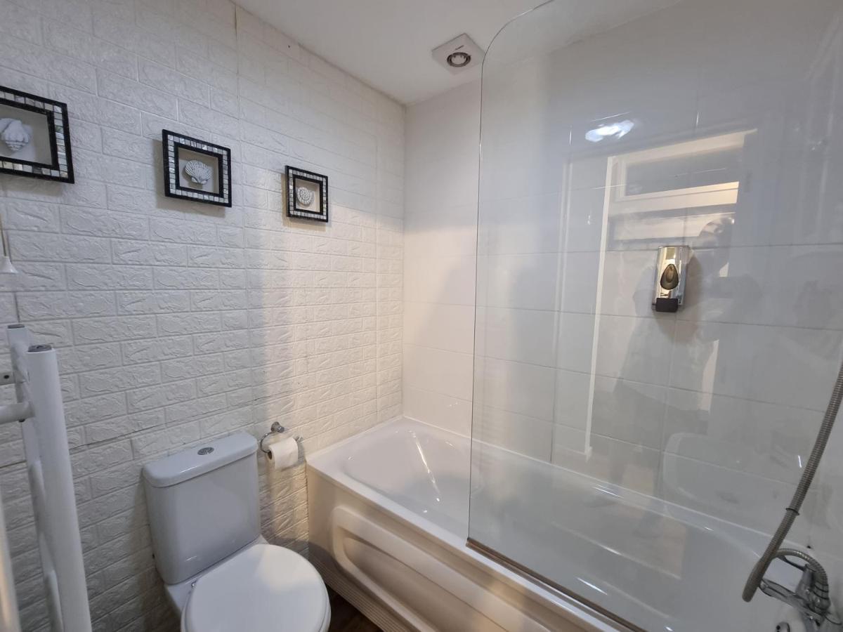 168 - Excellentstays - 2 Bedroom Flat * Stanwell